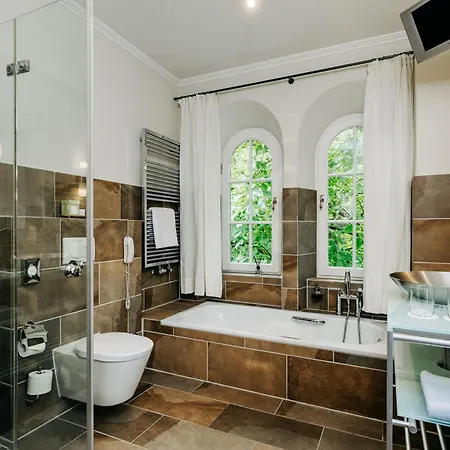 Hotell Romantik Hof Zur Linde 4*