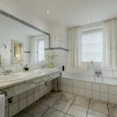 Romantik Hof Zur Linde Hotell